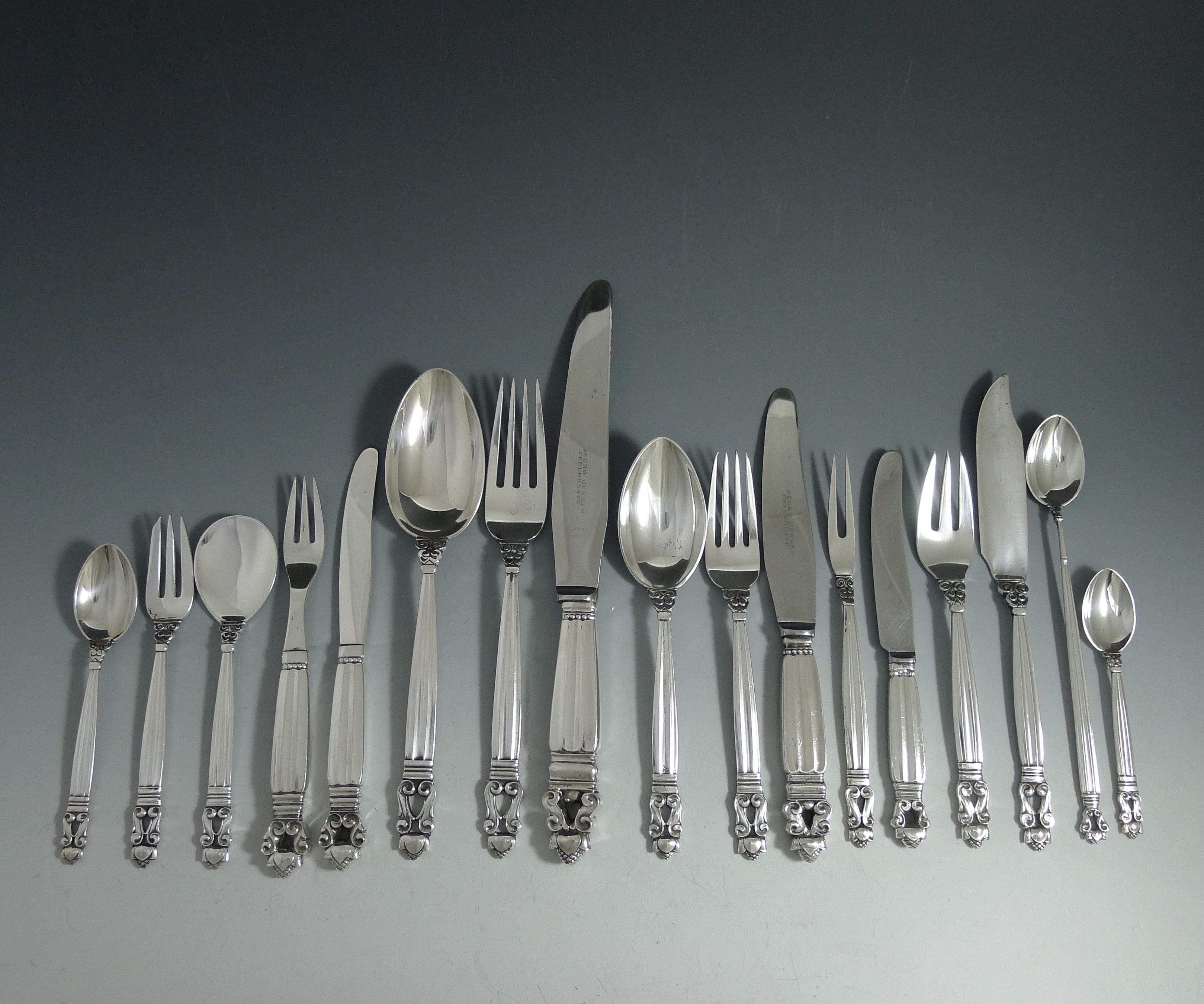 12-persoons-zilveren-georg-jensen-bestekcassette-verkocht-rondom
